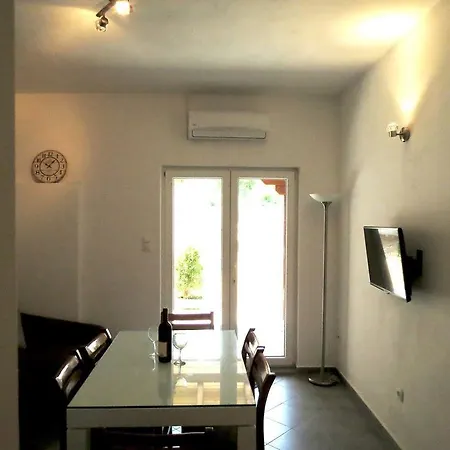 V Urbana Apartment