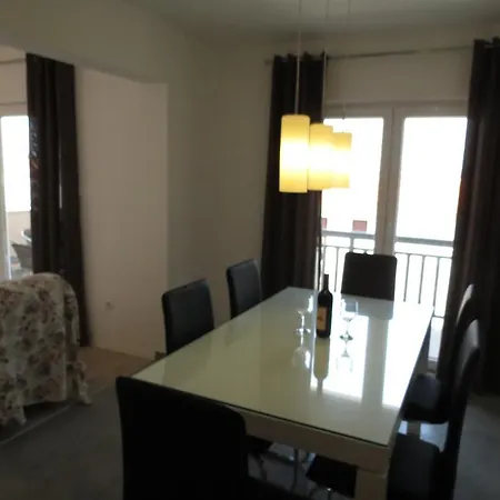 V Urbana Apartment *