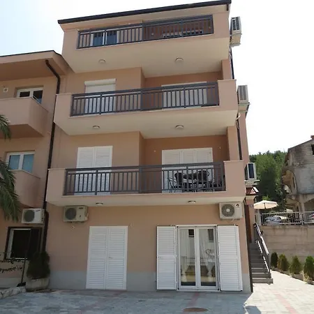 V Urbana Apartment Podstrana