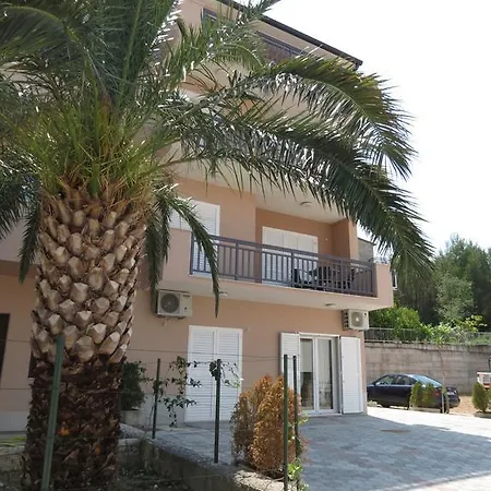 V Urbana Apartment *