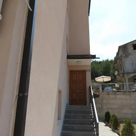 V Urbana Apartment