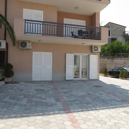 V Urbana Apartment *
