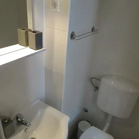 V Urbana Apartment