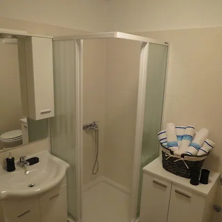 V Urbana Apartment *